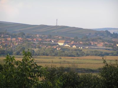 Kvällssol över landskapet kring Lunca Tîrnavei.